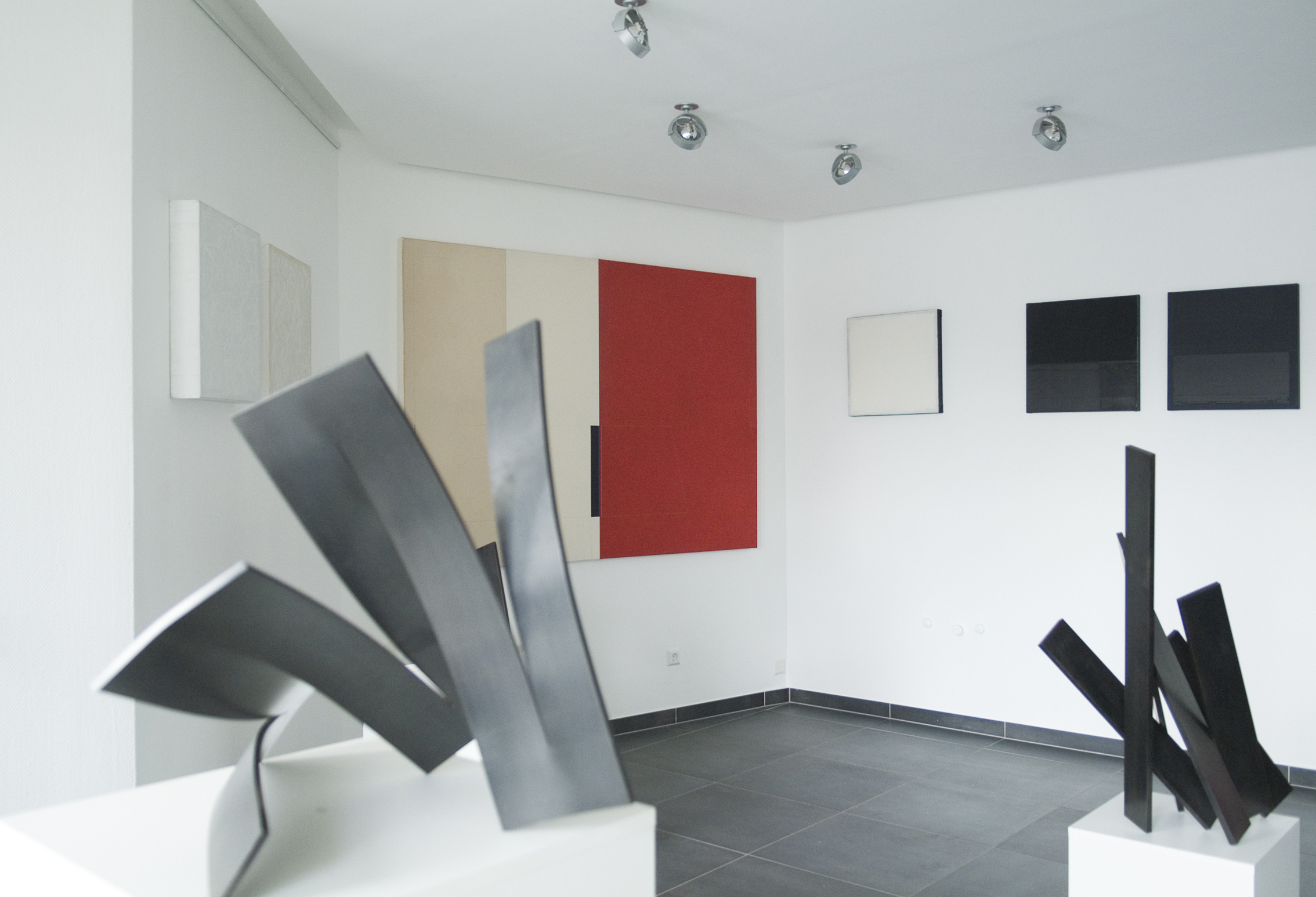 Les œuvres d'Etienne Viard sont mises en dialogue avec les œuvres de l´artiste luxembourgeois Nico Thurm.